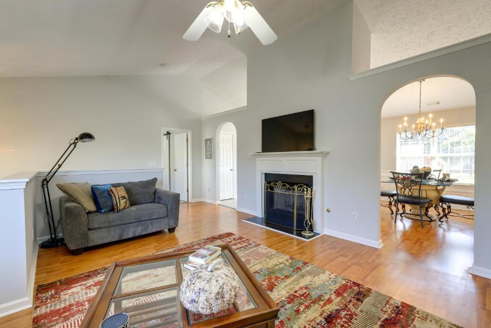 Spacious Georgia Home with Deck, Grills and Fireplace!